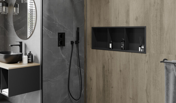 Industriāla vannas istaba ar iebūvētu dušas plauktu