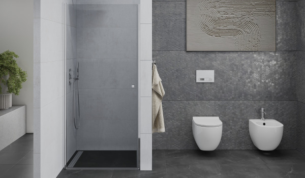 Plaša vannas istaba ar dušas durvīm