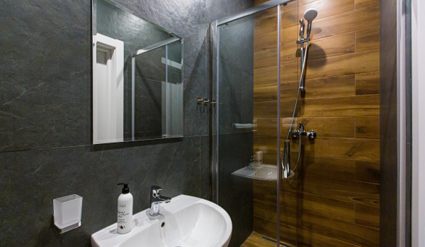 Kā noblīvēt dušas kabīnes durvis?