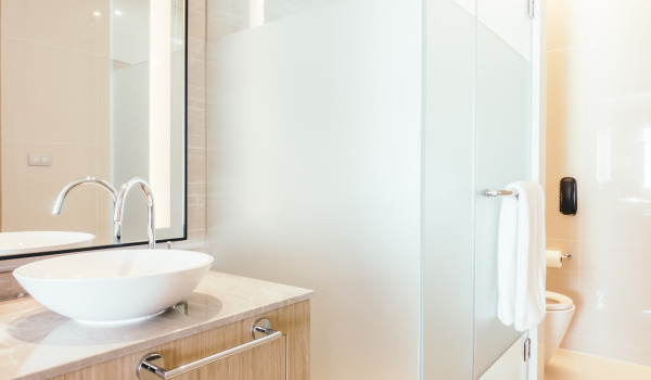 Kas vietā dušas flīzēm?