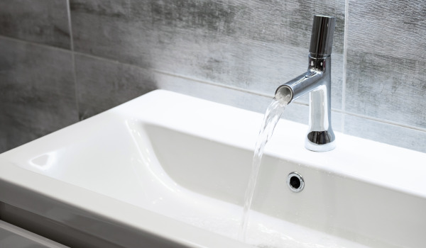 Kā tīrīt vannas istabas jaucējkrānus?