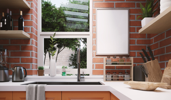 Ķieģeļu siena virtuvē. Kāda krāsa siena vislabāk der pie sarkanajiem ķieģeļiem?