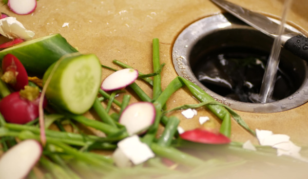 Izlietnes smalcinātājs: kā darbojas atkritumu smalcinātājs zem izlietnes? Vai ir vērts?