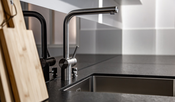 Kādu darba virsmu izvēlēties balstāmai izlietnei?