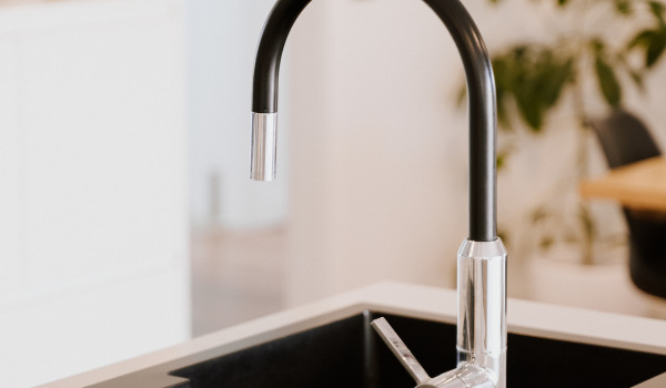 Izlietne ar noteces vietu vai bez tās? Vai noteces vieta jums ir nepieciešama?