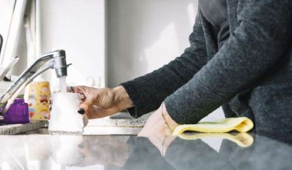 Spogulis virtuvē nevis flīzes un spoguļa flīzes starp skapjiem: priekšrocības un trūkumi - vai ir vērts?