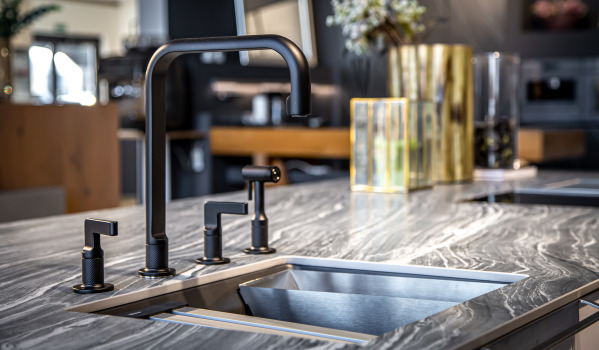 Vai melnais ūdens krāns virtuvē ir laba ideja?