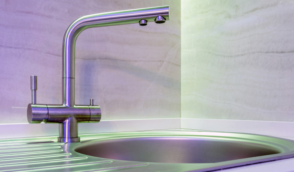 Saskrāpēta granīta izlietne: kā noņemt skrāpējumus?