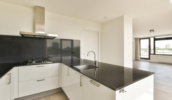 Kā atdalīt virtuvi no viesistabas? Metodes, kuras ir vērts zināt