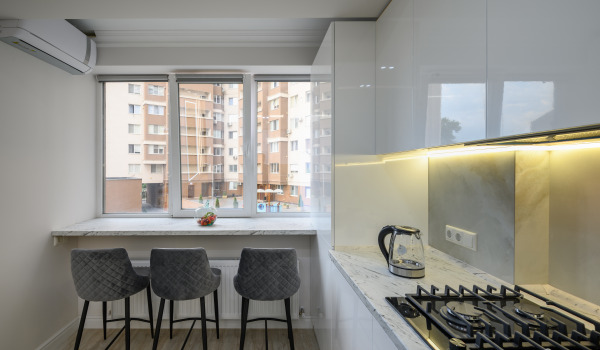 Kā sakārtot logu virtuvē?