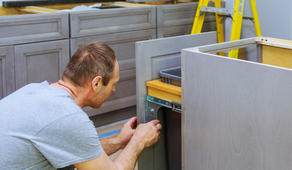 Atkritumu tvertne zem izlietnes? Ne vienmēr!