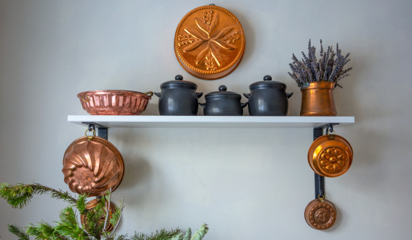 Kāda dekorācija tukšai sienai virtuvē uzlabos tās izskatu?