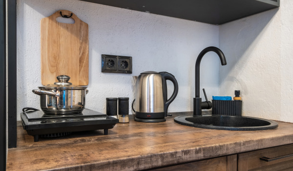 Kā atbrīvoties no traipiem uz granīta izlietnes?