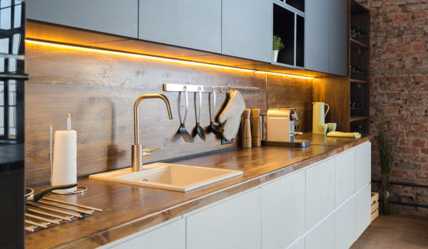 Kas starp skapīšiem virtuvē – lēti un ātri atsvaidzināsi to kopā ar mums!