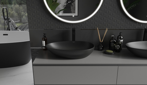 Konglomerāta izlietnes pelēki melnā vannas istabā