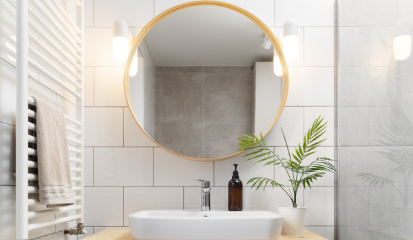 Kā izvēlēties ideālu spoguli vannas istabai?