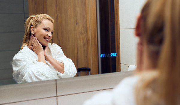 Kā pabeigt ielīmētu spoguli?