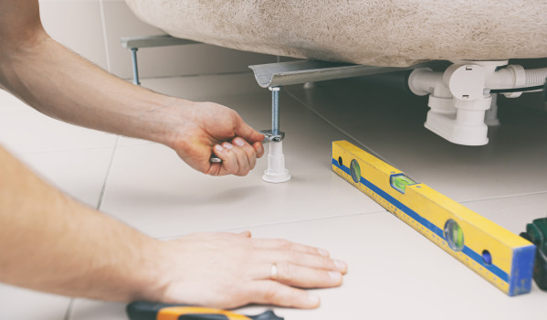 Kā uzstādīt taisnstūra dušas pamatni?