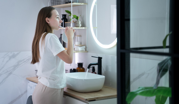 Kā izrotāt spoguli bez rāmja?