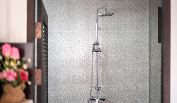 Kā attīrīt dušas lieti?