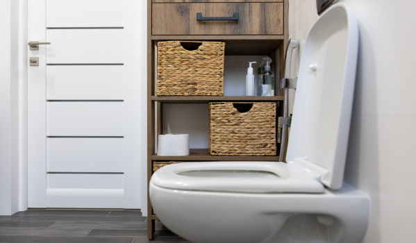 Tualetes pods ar malu vai bez?