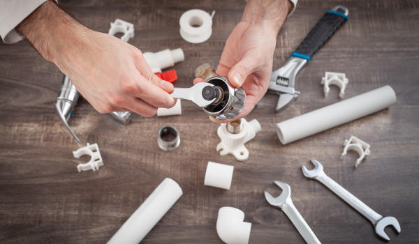 Kā uzstādīt kvadrātveida dušas paliktni?