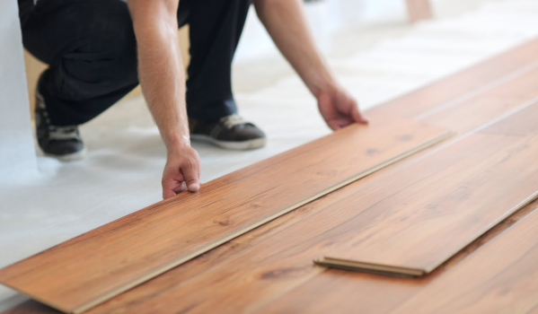 Kā izlīdzināt grīdu zem paneļiem bez liešanas?