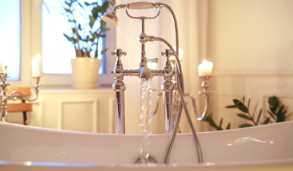 Kā izmērīt vannas maisītāja attālumu?