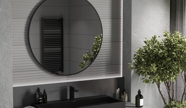 Tumša vannas istaba industriālā stilā