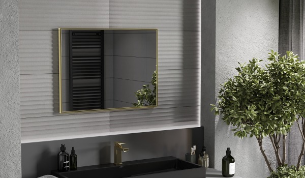 Zelta detaļas tumšā vannas istabā