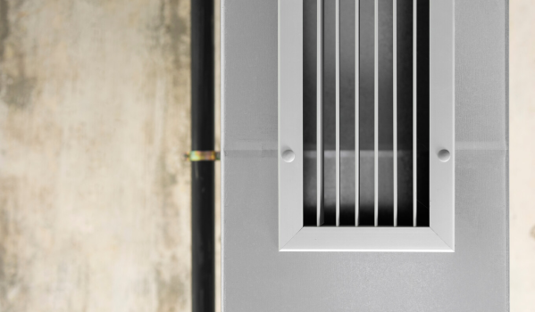 Kā pieslēgt vannas istabas ventilatoru apgaismojumam?