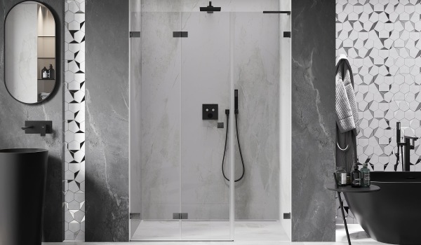 Vannas istaba ar ģeometriskajām flīzēm uz sienas