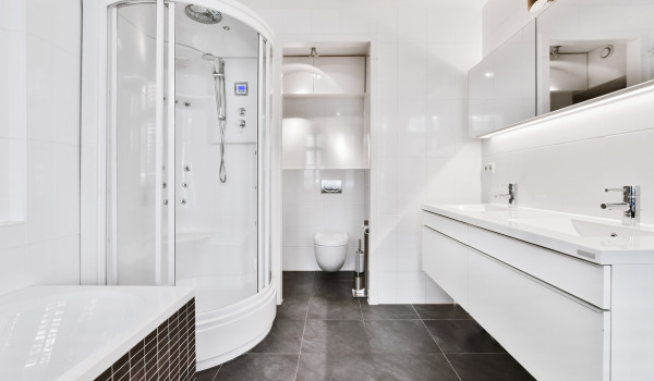 Dušas kabīnes ar paliktni vai bez?