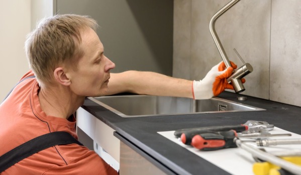 Kā atbloķēt virtuves izlietni? Mājas metodes tā atbloķēšanai