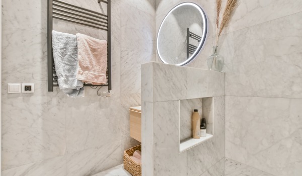 Bojājumi flīzēs - kā noslēpt saplaisājušu flīzi