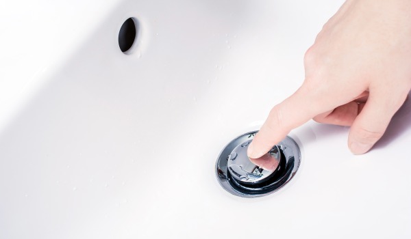 Kā darbojas klik-klak aizbāznis?