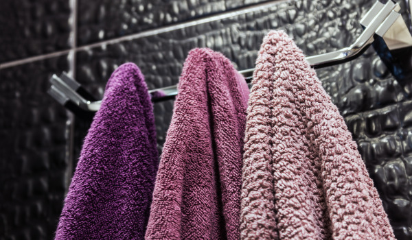 Kā piekārt āķus uz tapas?