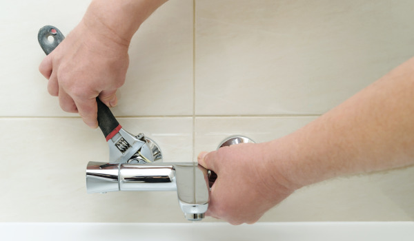 Kā uzstādīt iebūvētu vannas sistēmu?