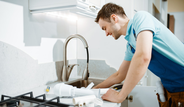 Kā nomainīt izlietnes aizbāzni?