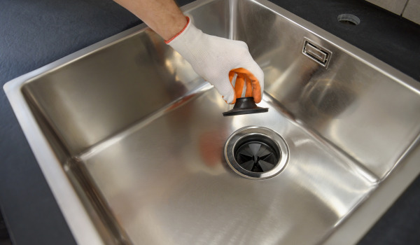 Kā uzstādīt automātisku izlietnes aizbāzni?