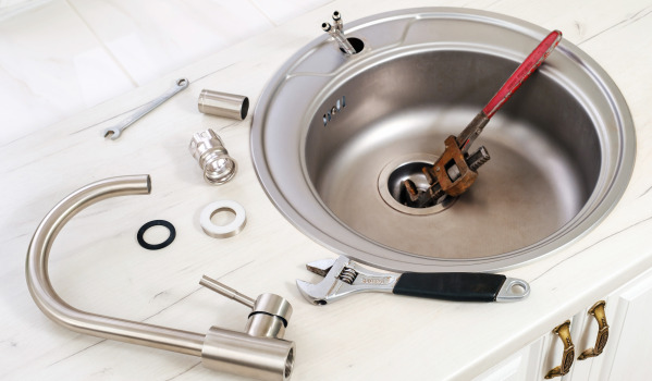 Kā atbloķēt noslēgvārstu izlietnē?