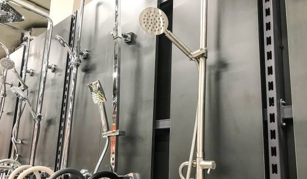 Kādā augstumā uzstādīt slīdošo dušas komplektu?