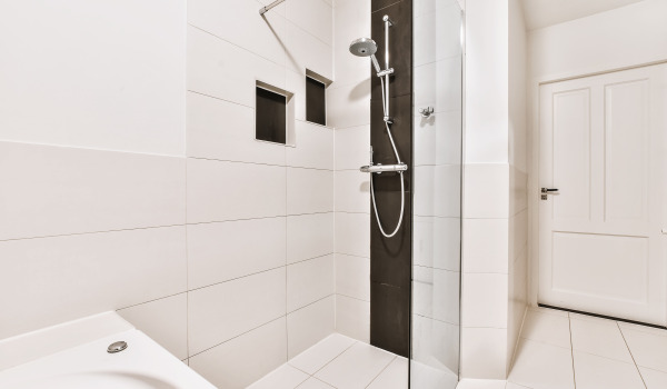 Priekšrocības un trūkumi slīdošiem dušas komplektiem