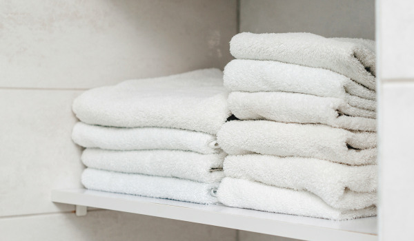 Kā uzstādīt vannas istabas plauktu?