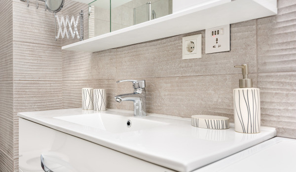 Kur piestiprināt vannas istabas plauktus?