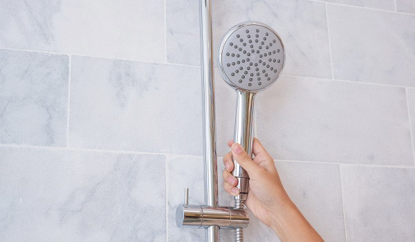 Kādā augstumā pakarināt dušas klausuli?