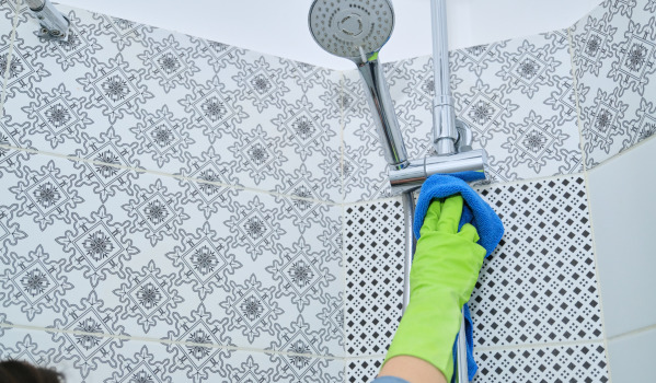 Kā iztīrīt dušas šļūteni un rokas dušu?
