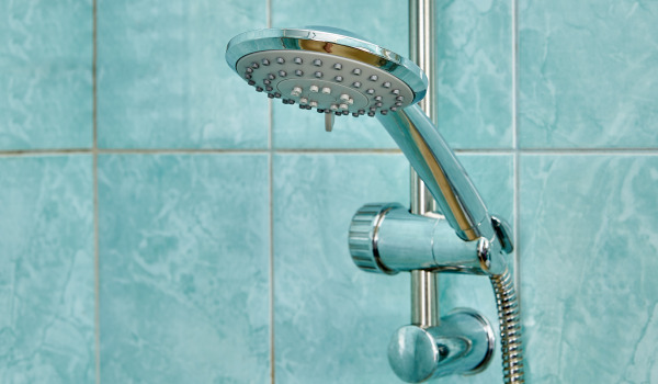 Kāpēc uzstādīt dušas turētājus?