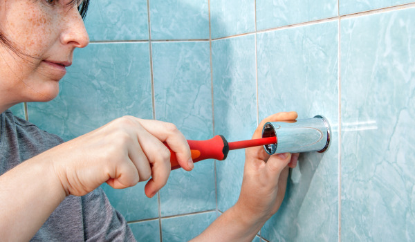 Kā uzstādīt dušas turētājus?