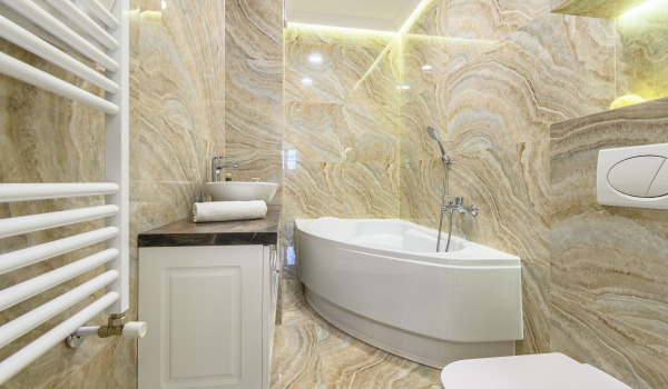 Kādu apdari izvēlēties stūra vannai?